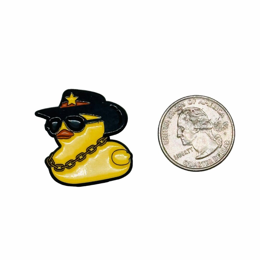 ✨Pin Cartoon Little Yellow Duck Wearing A Hat Metal Brooch Cool Cowboy Hat New✨ - Picture 5 of 5